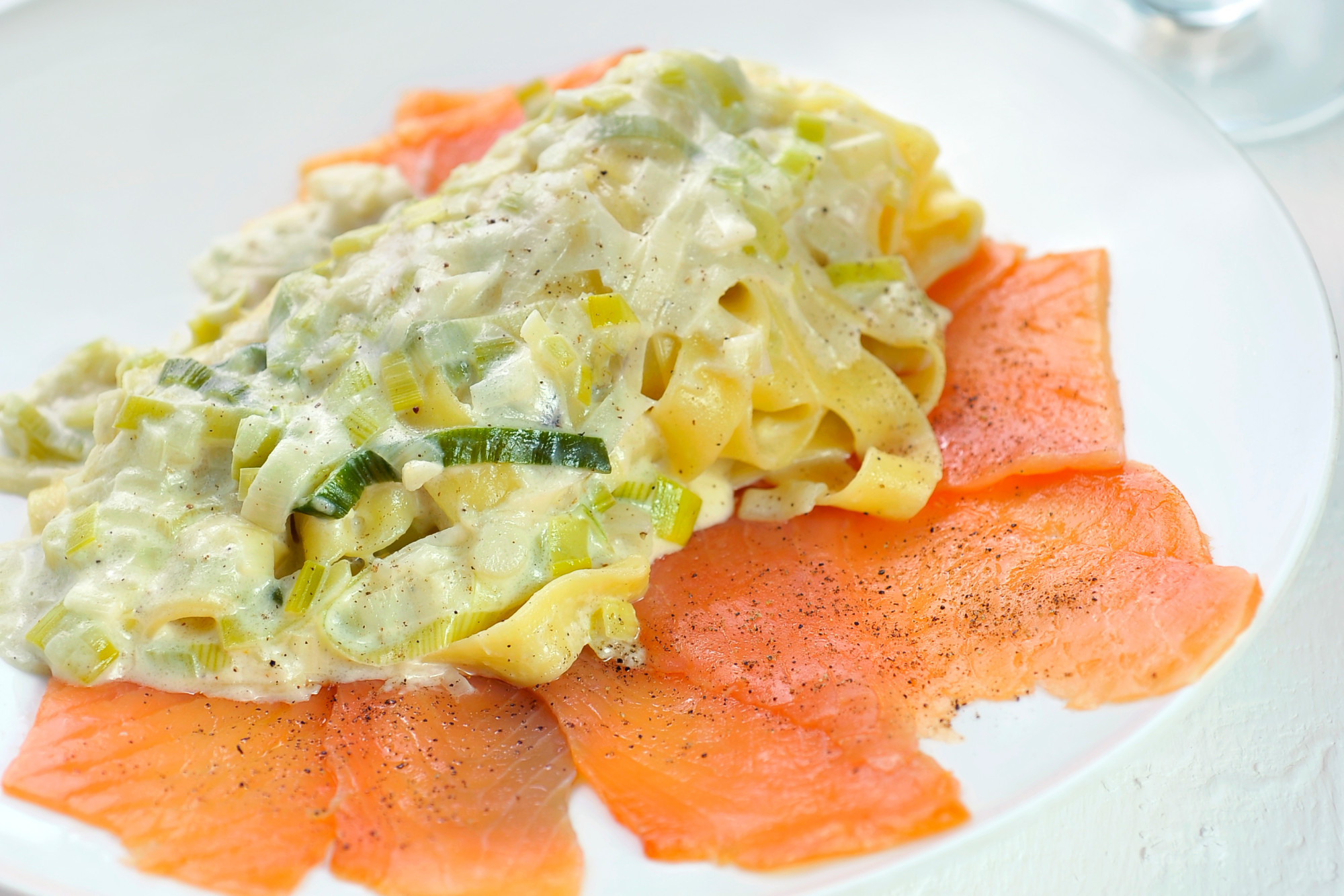 Pasta met gerookte zalm en prei